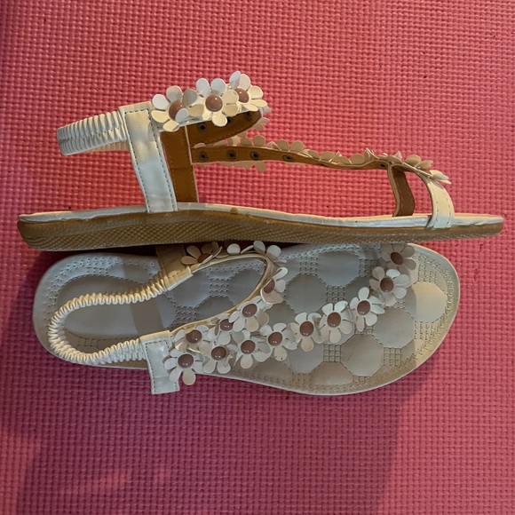 Cute Sandals size 8 - Picture 3 of 5